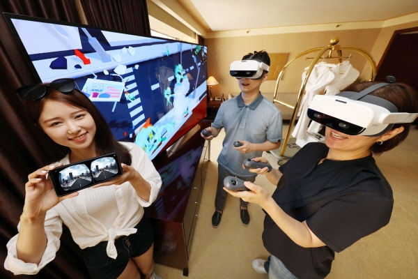 LG유플러스는 서울 웨스틴조선호텔과 손잡고, 여름 휴가철 호텔 이용객을 대상으로 클라우드 가상현실(VR) 서비스를 제공한다고 9일 밝혔다. (사진=LG유플러스)
