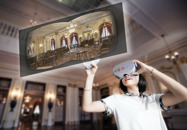 SK텔레콤 청소년 홍보모델이 VR 기기를 착용하고 점프 VR 앱에서 덕수궁 석조전 접견실 내부를 360도 VR 영상으로 관람하고 있다. (사진=SK텔레콤)