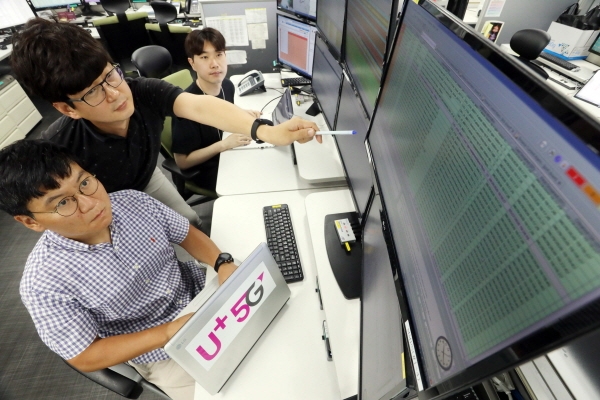 LG유플러스 직원들이 마곡 사옥에서 5G 네트워크 품질을 모니터링하는 모습. (사진=LG유플러스)
