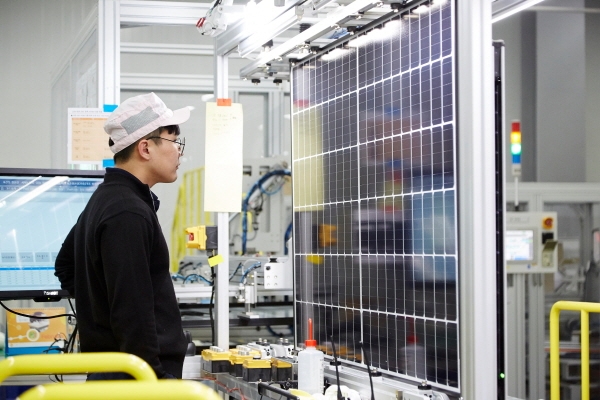 한화큐셀 직원이 진천공장에서 태양광 모듈 품질 테스트를 실시하고 있다. (사진=한화큐셀)