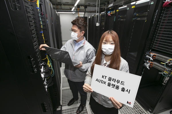 KT 직원들이 하반기 출시될 KT 클라우드 AI·DX 플랫폼을 홍보하고 있다. (사진=KT)