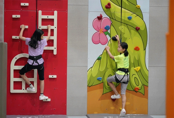 8월31일 서울 강북구 우이동 블랙야크 알파인클럽 센터 내 야크돔에서 지역아동센터 어린이들이 실내암벽체험을 하고 있다. (사진=블랙야크)<br>