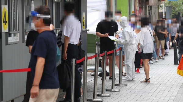 18일 오전 서울 성북구보건소에 마련된 신종 코로나바이러스감염증(코로나19) 임시 선별진료소를 찾은 시민들이 검사 순서를 기다리고 있다. (사진=연합뉴스)