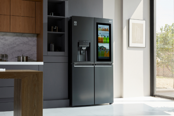 LG전자가 인스타뷰 냉장고와 컨버터블 냉장고를 내달 말 스웨덴을 시작으로 내년 상반기까지 영국, 프랑스, 이태리등 유럽 20여 국가에 순차적으로 출시한다. LG 인스타뷰 냉장고의 연출 사진 (사진=LG전자)