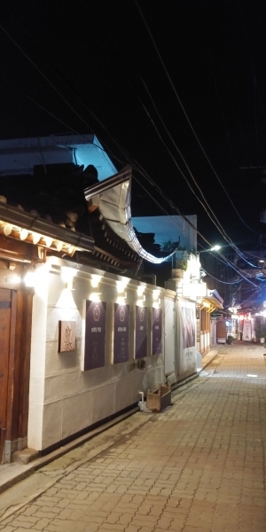 지난 21일 저녁 8시45분경 금요일 저녁임에도 서울 종로 익선동 한옥마을의 식당가·카페촌 골목이 한산하다. (사진=서울파이낸스)