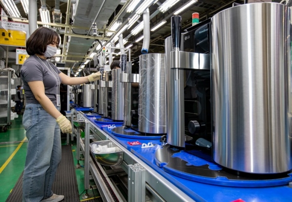 LG전자 직원들이 16일 경남 창원사업장에서 캡슐형 수제맥주제조기 'LG 홈브루'를 생산하고 있다. (사진=LG전자)