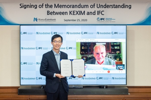 방문규 수출입은행장(왼쪽)과 필립 르 우에루 IFC 사장이 각각 서울과 미국 워싱턴에서 온라인 화상 서명식을 통해 업무협약서에 서명했다. (사진=수출입은행)
