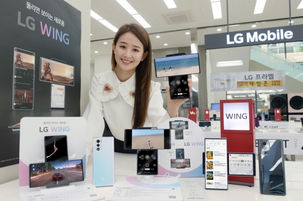LG전자가 전략 스마트폰 'LG 윙'을 한국(6일)과 미국(15일) 시장에 출시한다. 모델이 LG 윙을 소개하고 있다. (사진=LG전자)