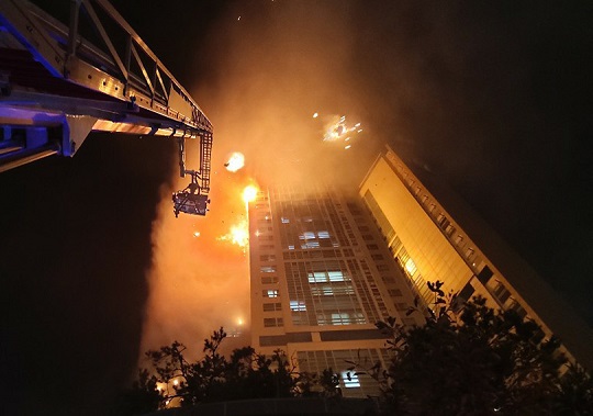 9일 새벽 울산 남구 주상복합건물 삼환아르누보에서 화재가 발생해 불길이 번지고 있다. (사진=울산소방본부)