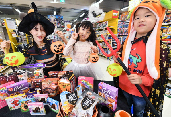 21일 서울 강서구에 있는 홈플러스 강서점에서 모델과 어린이들이 함께 '해피 핼러윈 대축제' 행사 상품을 선보이고 있다. (사진=홈플러스)