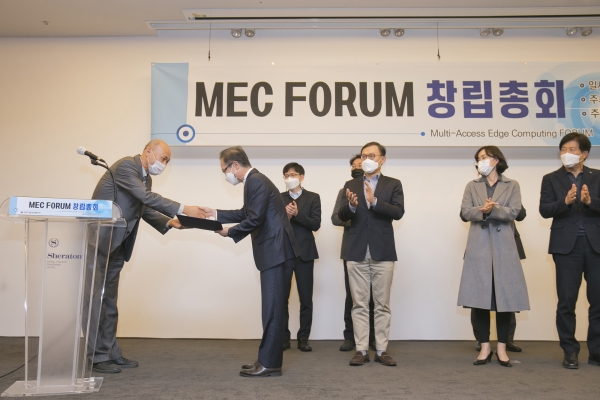 지난 5일 오후 서울 쉐라톤 팔래스 강남 호텔에서 열린 MEC 포럼에서 전홍범 KT AI·DX융합사업부문장 부사장이 임명장을 수여 받고 있다. (사진=KT)