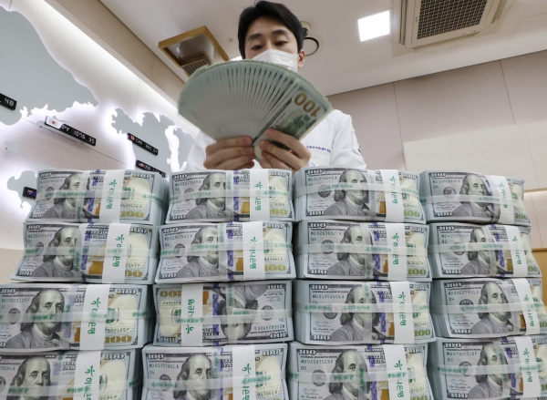 서울 중구 을지로 하나은행 본점 위변조대응센터에서 한 직원이 달러를 정리하고 있다.(사진=연합뉴스)