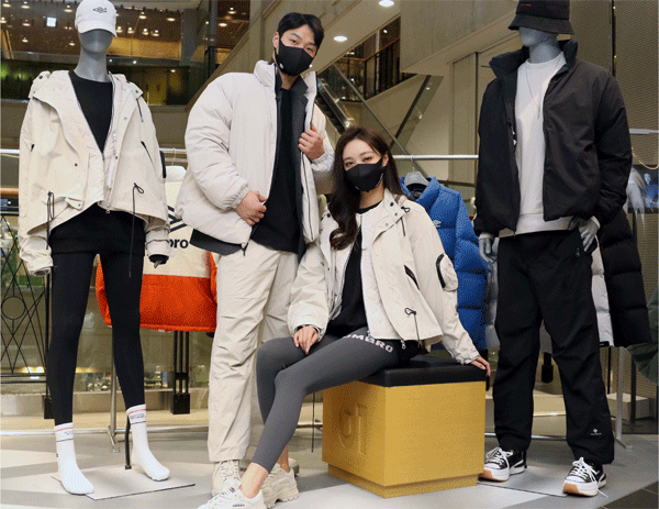 10일 서울 서초구 반포동 신세계백화점 강남점에서 모델들이 엄브로X토니웩 협업 상품을 소개하고 있다. (사진=신세계백화점) 
