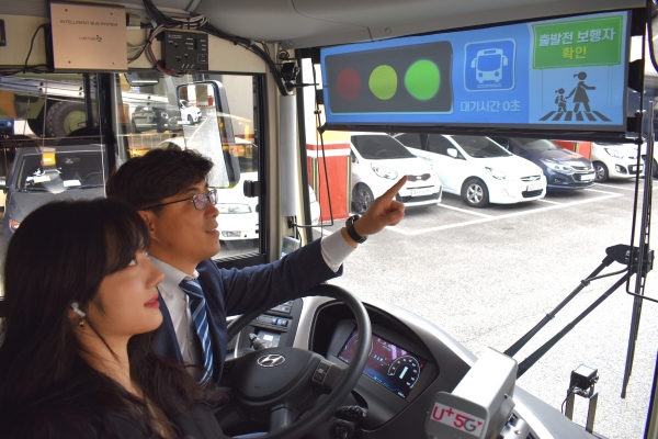 '2020 한·세계화상 비즈니스 위크'에서 스마트 수소버스 탑승객들이 LG유플러스의 C-ITS 콘텐츠를 보고 있는 모습. (사진=LG유플러스)