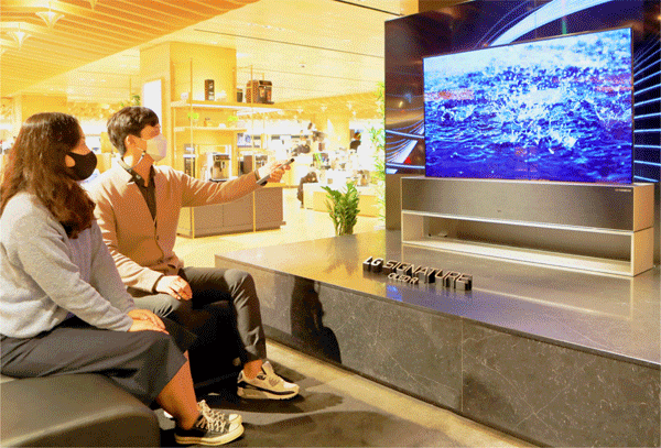15일 서울 중구 소공동 롯데백화점 본점 8층에서 소비자들이 세계 첫 롤러블 TV인 'LG 시그니처 올레드 R'를 체험하고 있다. (사진=롯데홈쇼핑) 
