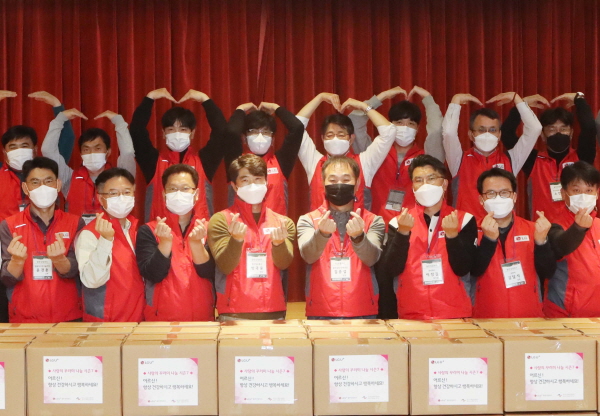 김종섭 LG유플러스 동반성장·구매담당(앞줄 왼쪽에서 다섯 번째) 등 참가자들이 '사랑의 꾸러미' 제작을 마치고 기념촬영하고 있다. (사진=LG유플러스)