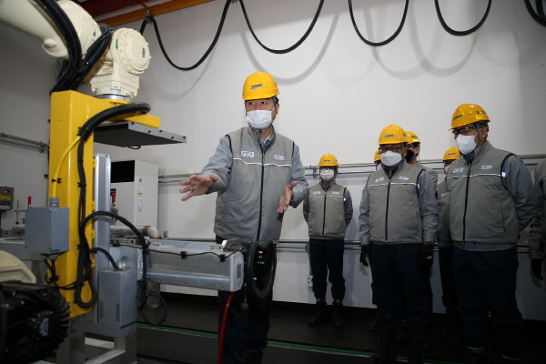 옥포조선소에서 대우조선해양이 개발한 디지털 방사선 품질검사 로봇 시연회가 진행 중이다. (사진=대우조선해양)