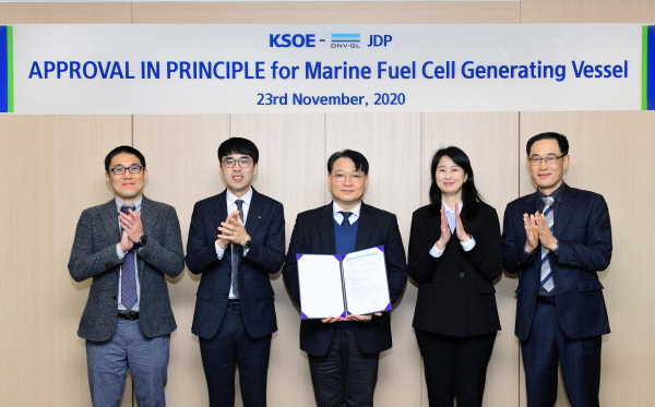 (사진 왼쪽 세번째부터) 김원현 한국조선해양 미래기술연구원 상무와 이정은 DNV-GL 센터장이 기념촬영을 하고 있다. (사진=한국조선해양)