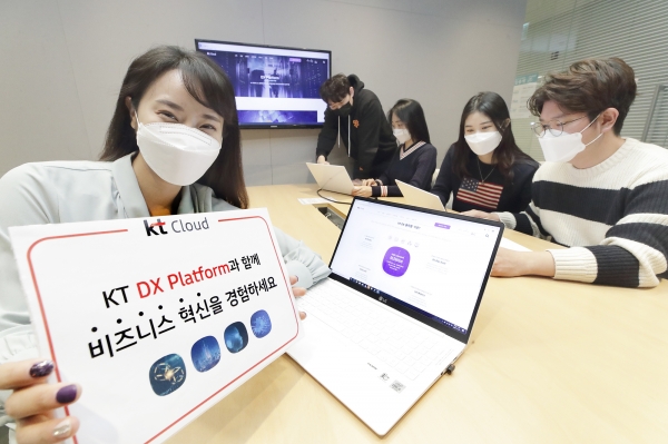 KT 관계자들이 KT DX 플랫폼 출시를 홍보하고 있다. (사진=KT)