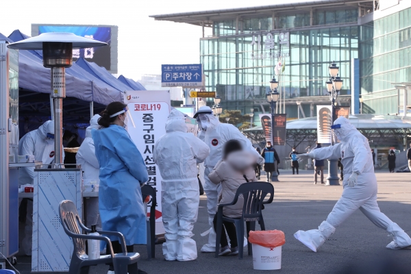 14일 오전 서울 중구 봉래동 서울역 앞에 마련된 신종 코로나바이러스 감염증(코로나19) 임시 선별검사소에서 시민들이 검사를 받고 있다. (사진=연합뉴스)