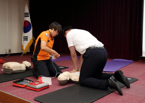 지난해 8월, 부영그룹 직원이 소방관에게 심폐소생술 실습 교육을 받고 있다.