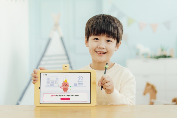 LG유플러스 모델이 초등 교육 콘텐츠를 앱 하나로 볼 수 있는 가정학습 서비스 'U+초등나라'를 이용하고 있는 모습. (사진=LG유플러스)