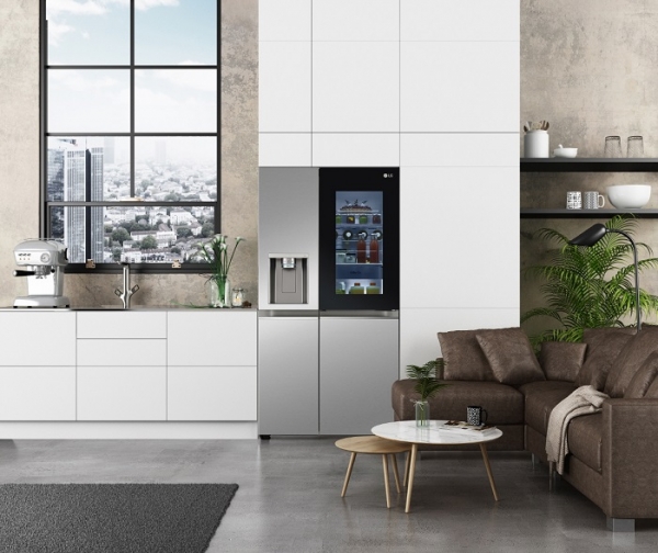LG전자가 미국 현지시간 내달 11일에 개막하는 CES 2021 전시회에서 디자인과 위생을 강화한 LG 인스타뷰(LG InstaView, 국내명: 노크온 매직스페이스) 냉장고 신제품을 공개한다. LG 인스타뷰 냉장고의 연출 사진 (사진=LG전자)