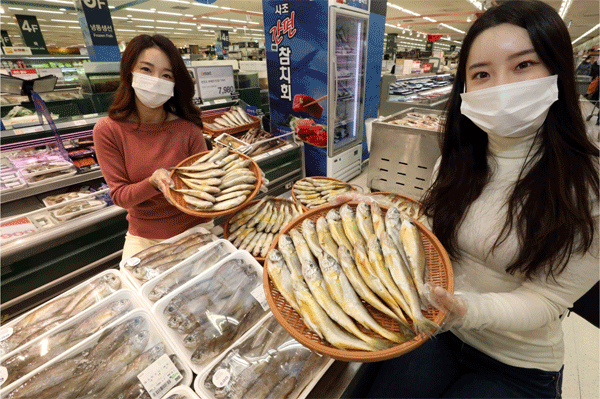 7일 오전 서울 성동구 이마트 성수점 수산매장에서 모델들이 제주산 참조기 할인행사를 알리고 있다. (사진=이마트) 