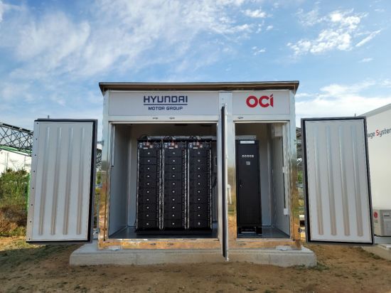 OCI와 현대차그룹이 협력해 공주 태양광발전소에 설치한 ESS 큐브. (사진=OCI)