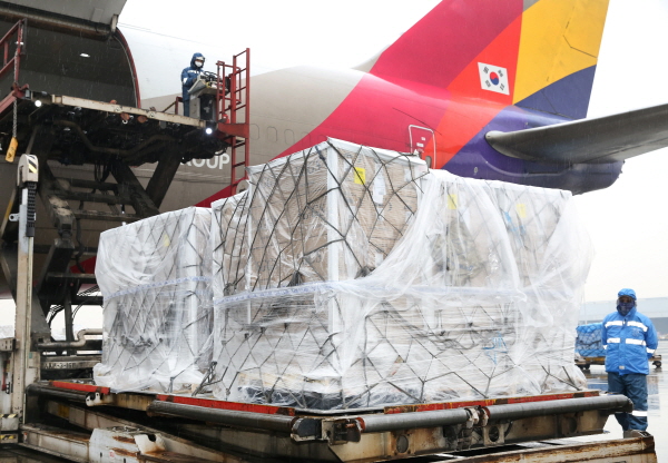 아시아나항공 인천 화물터미널에 도착한 계란을 하기하고 있는 모습. (사진=아시아나항공)