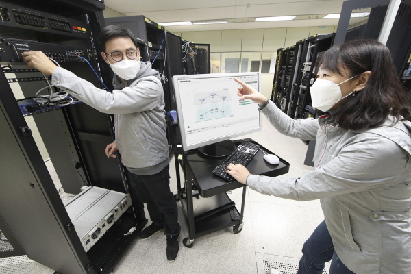 KT 대전연구개발센터에서 연구원들이 양자암호 관련 기술 및 표준을 연구하는 모습. (사진=KT)