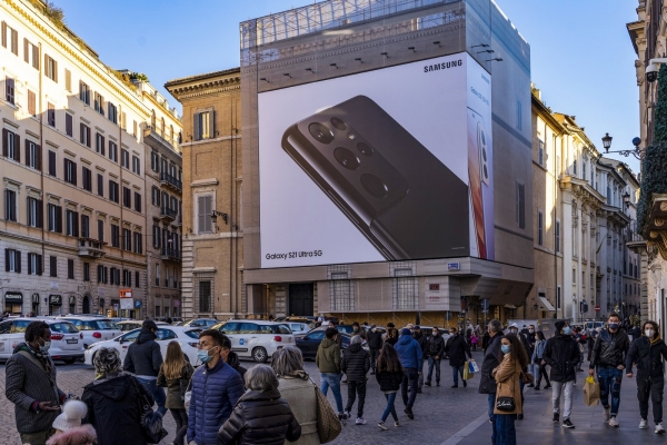이탈리아 로마 스페인 광장에 설치된 '갤럭시S21' 옥외 광고 모습. (사진=삼성전자)