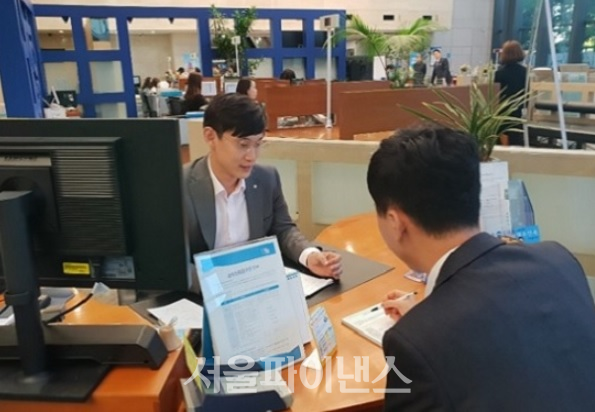 서울 중구 소재 시중은행 창구에서 고객이 대출상담을 받고 있다. (사진=김현경 기자)
