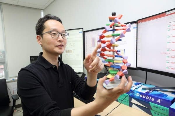 DNA 염기 서열을 이용해 생명 현상 발생 시간을 측정하는 시스템을 개발한 연세대학교 의과대학 김형범 교수 (사진=삼성전자)
