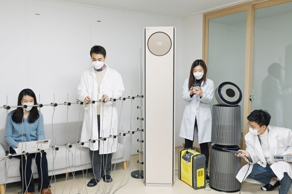 LG전자 연구원들이 서울 금천구 가산R&D캠퍼스에 위치한 공기과학연구소에서 휘센 타워 에어컨의 기류(氣流), 퓨리케어 360˚ 공기청정기 알파의 미세먼지제거능력 등을 시험하고 있다. (사진=LG전자)