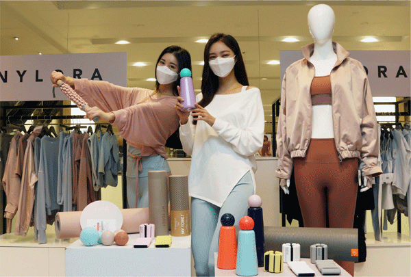 3일 오전 서울 중구 소공로 신세계백화점 본점 3층 나일로라 임시 매장에서 두 여성이 애슬레저 상품을 소개하고 있다. (사진=신세계백화점) 
