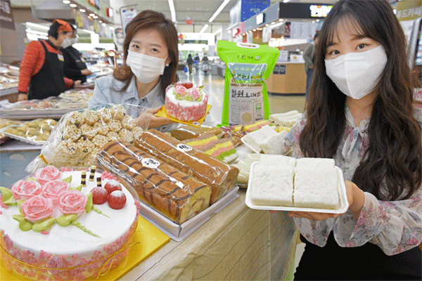 4일 서울 서초구 하나로마트 양재점에서 두 여성이 백설기데이(3월14일) 선물용 쌀 가공식품을 소개하고 있다. (사진=농협유통) 