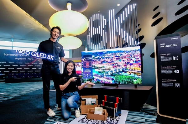 싱가포르의 대형 상업지구 메이플트리 비즈니스시티에 마련된 '2021년 삼성전자 TV 신제품' 행사장에서 삼성전자 모델들이 'Neo QLED' 신제품을 소개하고 있다. (사진=삼성전자)