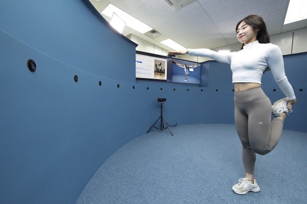 요가 강사가 '스포츠 코칭 스튜디오'에서 실시간으로 1대 1 원격 강의를 진행하는 모습. (사진=KT)