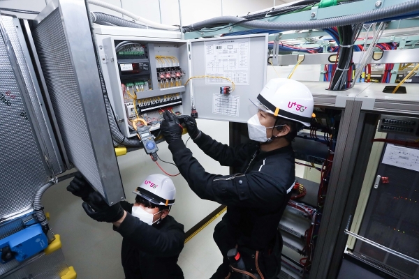 LG유플러스 협력 업체 직원들이 마곡국사에 구축된 외기냉방 시스템을 점검하는 모습. (사진=LG유플러스)