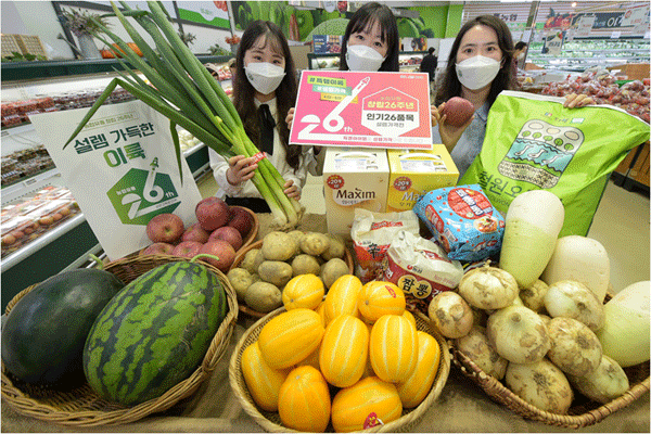 22일 서울 서초구 농협 하나로마트 양재점에서 여성들이 농협유통 창립 26돌 기념행사를 알리고 있다. (사진=농협유통) 