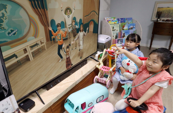 아이들이 U+아이들나라의 '에그스쿨 킨더가든' 콘텐츠를 시청하고 있는 모습. (사진=LG유플러스)