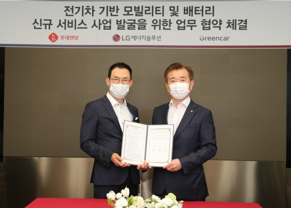 김현수 롯데렌탈 사장(왼쪽)과 김종현 LG에너지솔루션 사장이 '전기차 기반 모빌리티 및 배터리 신규 서비스 사업 발굴을 위한 업무협약'을 체결한 뒤 기념촬영을 하고 있다. (사진=LG에너지솔루션)