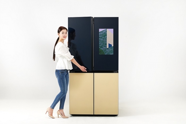 삼성전자 모델이 수원 삼성 디지털시티에서 신제품 '비스포크 냉장고 패밀리허브'를 소개하고 있다. (사진=삼성전자)