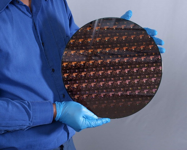 IBM이 발표한 세계 최초 2나노미터(nm) 칩 웨이퍼. (사진=IBM)
