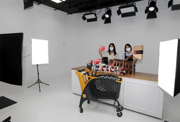 서울 성동구 이마트 본사 6층 스튜디오이(e)에서 건강기능식품 판매 방송을 제작하고 있다. (사진=이마트) 