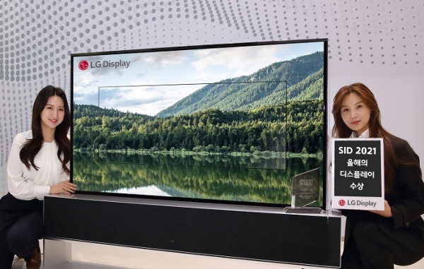 SID 2021에서 올해의 디스플레이로 선정된 65인치 롤러블 OLED TV (사진=LG디스플레이)