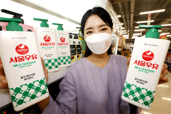 서울 강서구 등촌동 홈플러스 강서점에서 한 여성이 '온더바디 서울우유 바디워시'를 보여주고 있다. (사진=홈플러스) 