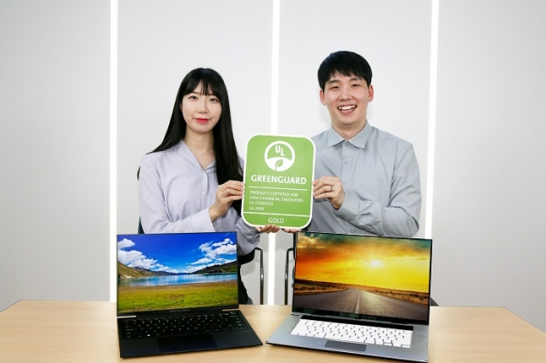 삼성디스플레이 신입사원들이 '그린가드 골드' 인증을 획득한 OLED 노트북을 소개하고 있다. (사진=삼성디스플레이)