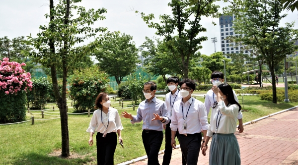 손태락 원장(왼쪽 두 번째)과 직원들이 임직원 '걸음기부 캠페인'에 참여하고 있다. (사진=한국부동산원)